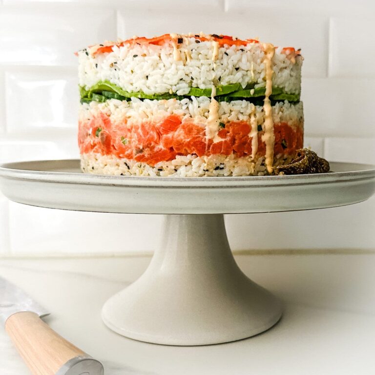 gateau sushi cake sur assiette présentation et couteau