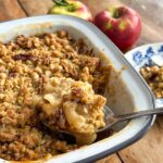 croustade aux pommes dans un plat avec pommes en arrière plan