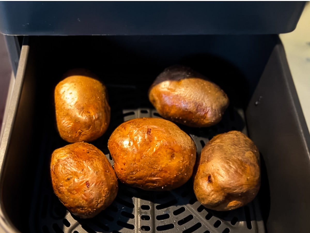 patate au four air fryer, pommes de terre entières, grillées, dans le panier du air fryer