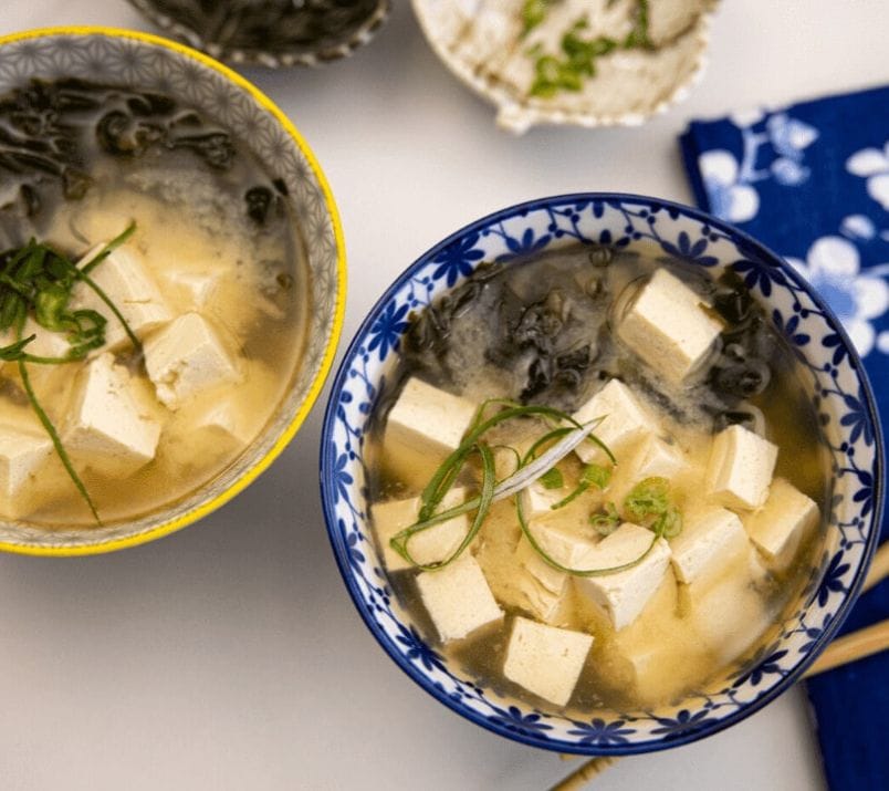soupe miso dans bol avec tofu