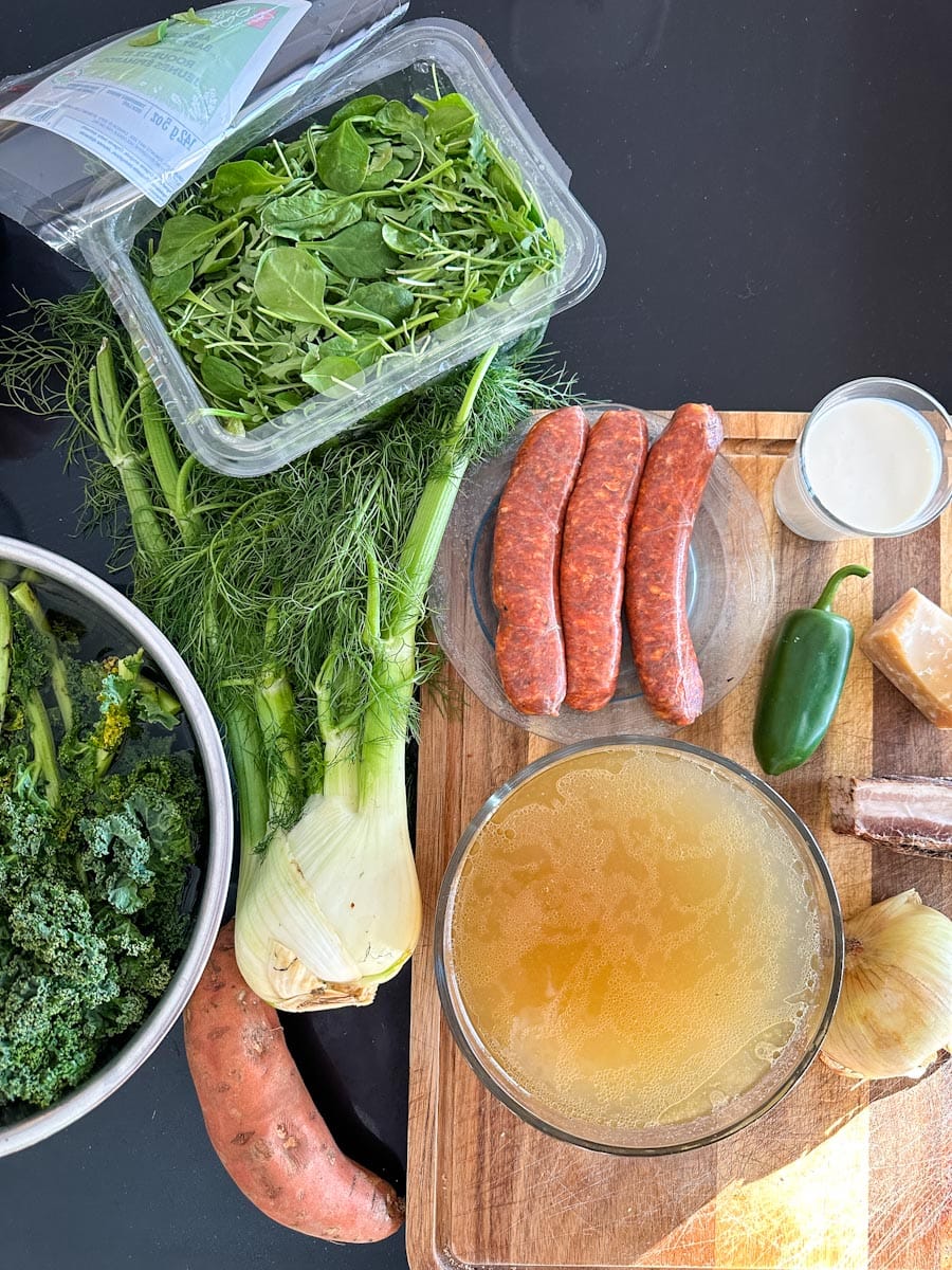 ingrédients pour soupe toscane: bouillon, saucisse italienne, fenouil , kale, épinards, oignon, bacon, jalapeno
