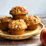 5 muffins dans une assiette en bois