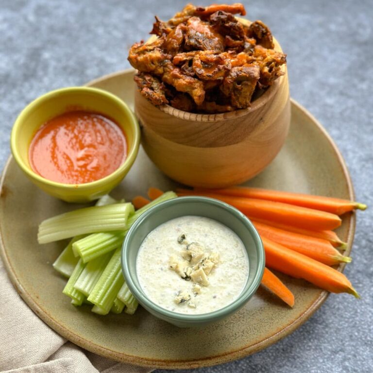 croquette de champignon frit à la Buffalo dans l'assiette avec crudités et sauces