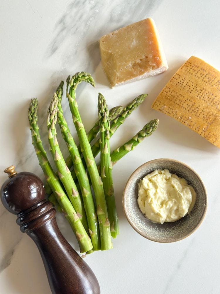 ingrédients pour asperges vinaigrette: asperges, moulin à poivre, mayonnaise et bloc de fromage parmesan