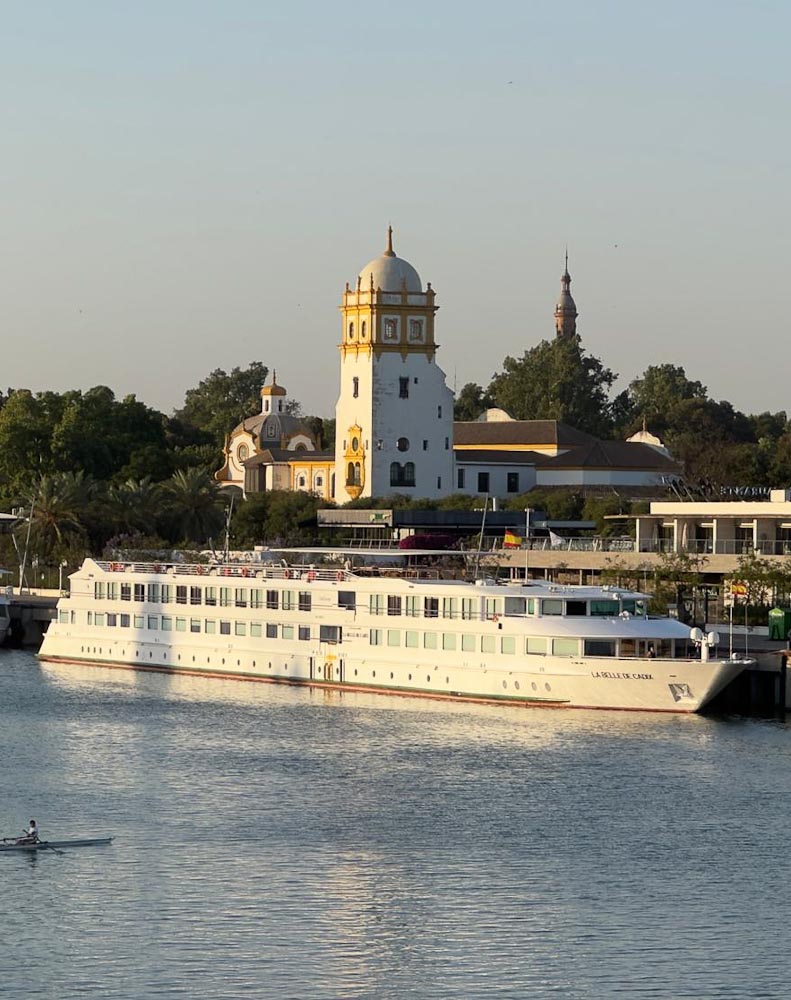 bateau de croisière au port de Séville