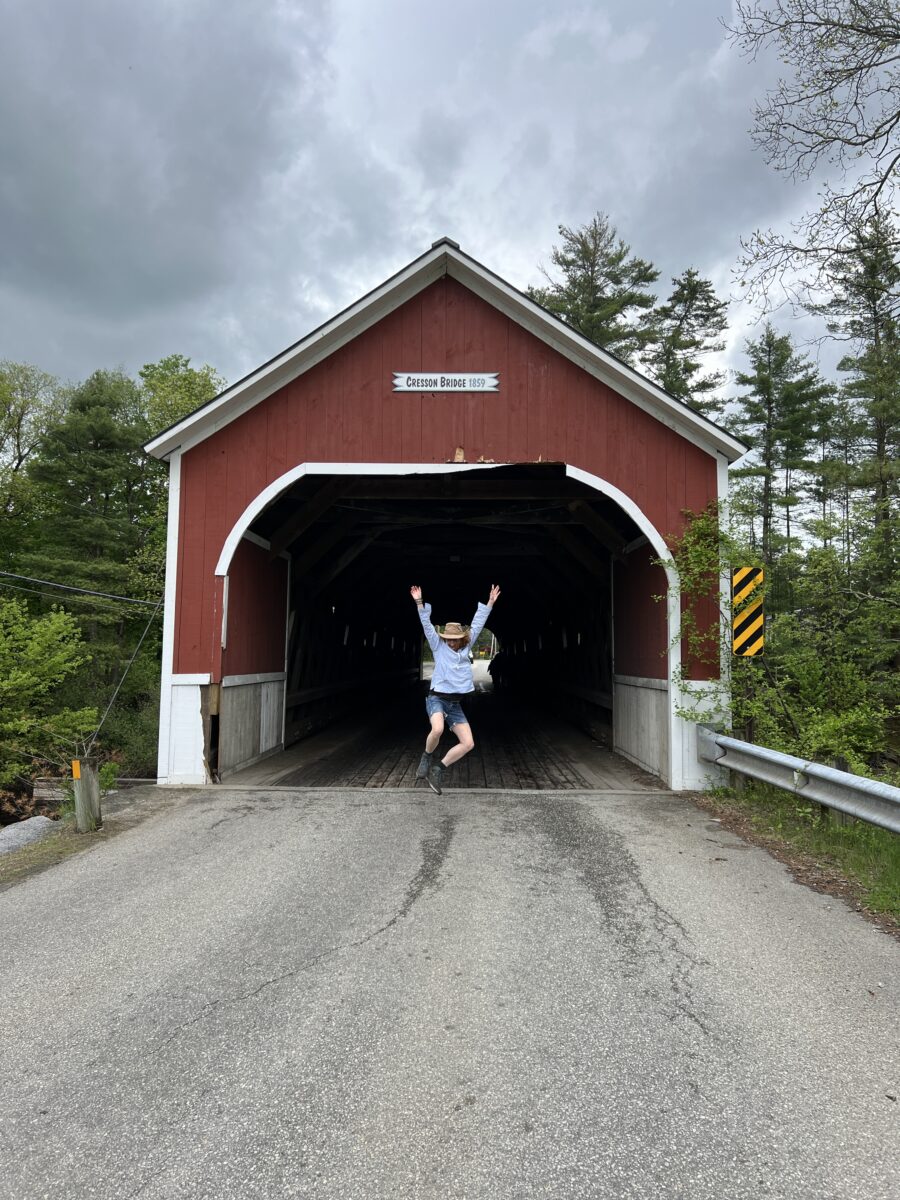 Manon Lapierre sous un pont couvert du New Hampshire Swanzey