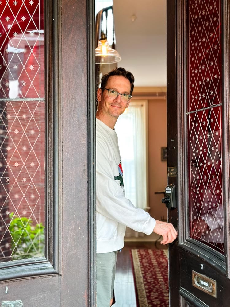 Lionel du Souich qui ouvre la porte de Burrell House, Keene New Hampshire