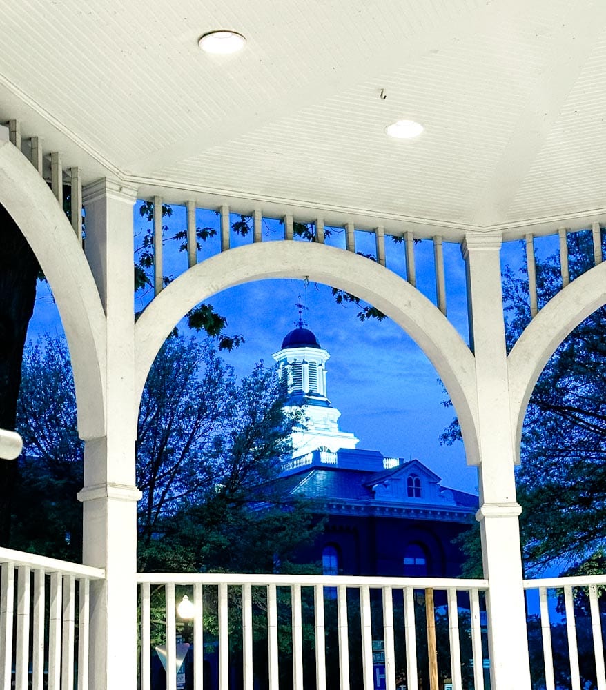 gazebo et town hall de Keene, new Hampshire, de soir