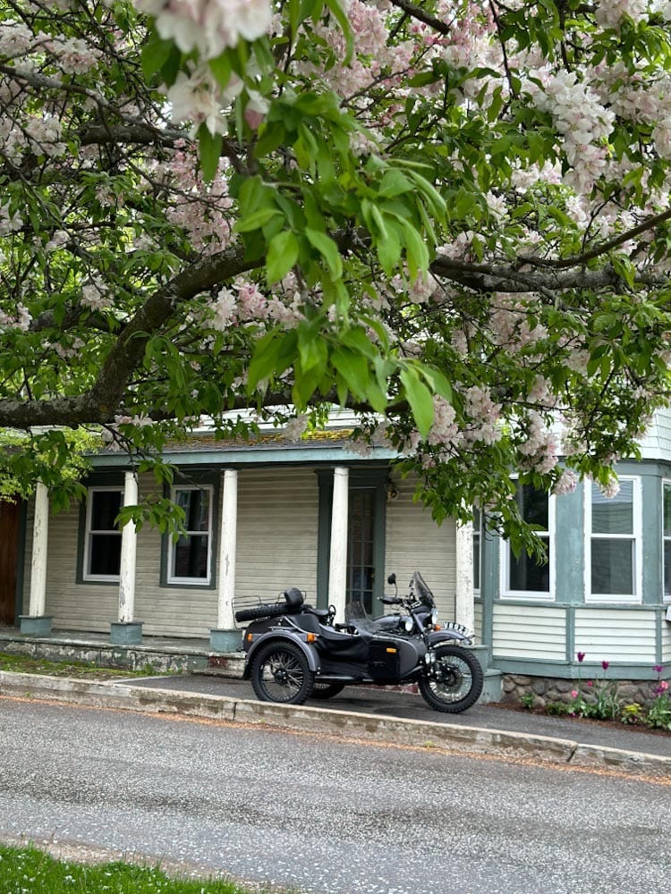 Moto sidecar à Meredith, New Hampshire au printemps, sous les arbres en fleurs