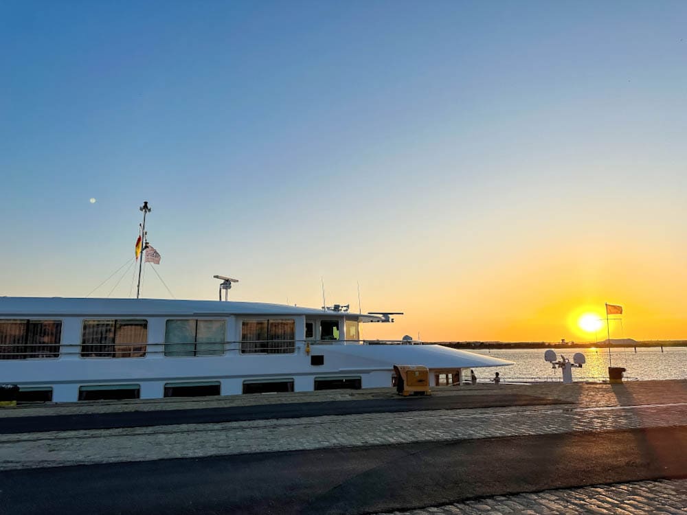 bateau croisière fluviale croisiEurope avec coucher de soleil