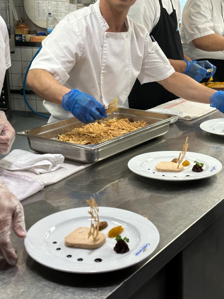 cuisine de bateau croisieurope et mise en place de foie gras