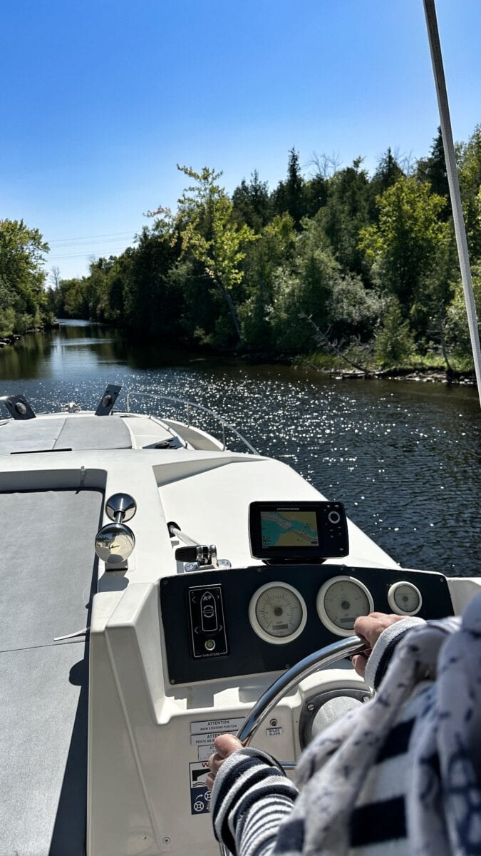 Lisa Mclean de la compagnie Le boat qui conduit un bateau, vue de dos