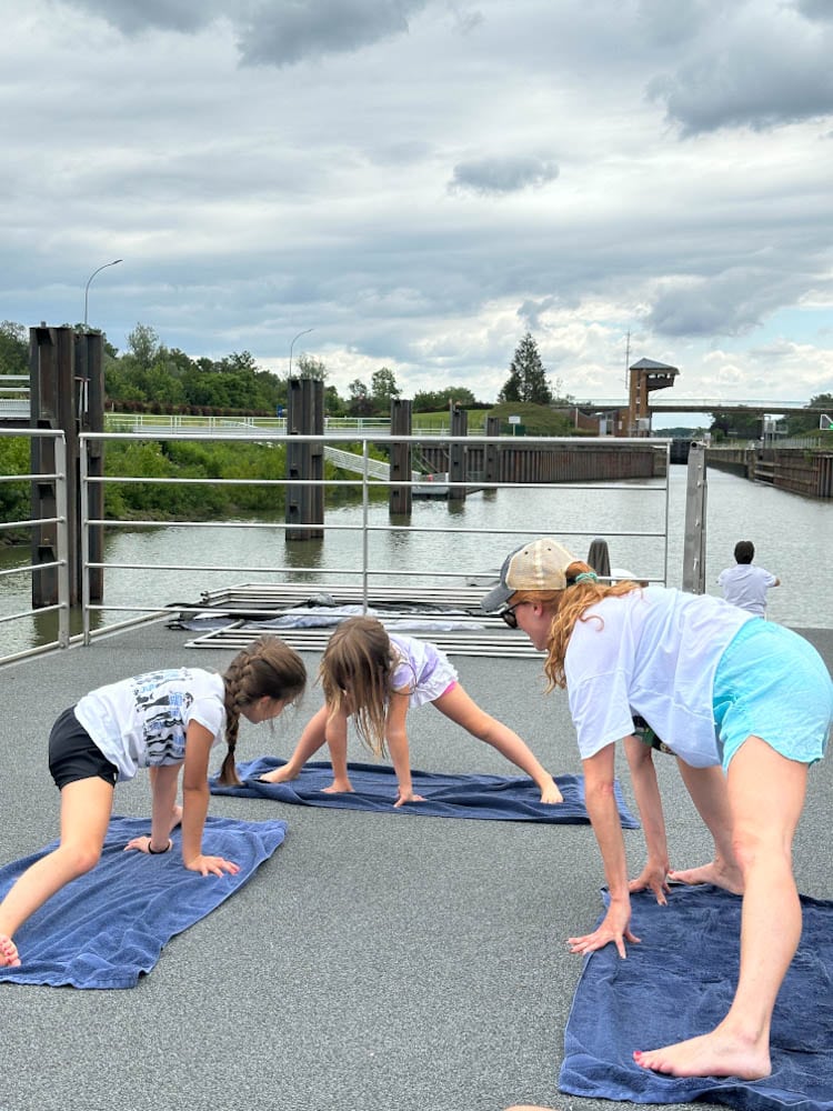 yoga sur pont-soleil de péniche, Manon Lapierre avec deux jeunes filles