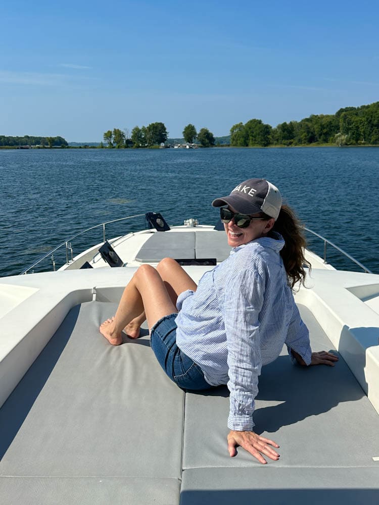 Manon Lapierre sur le pont soleil d'un bateau le boat sur le lac Rideau