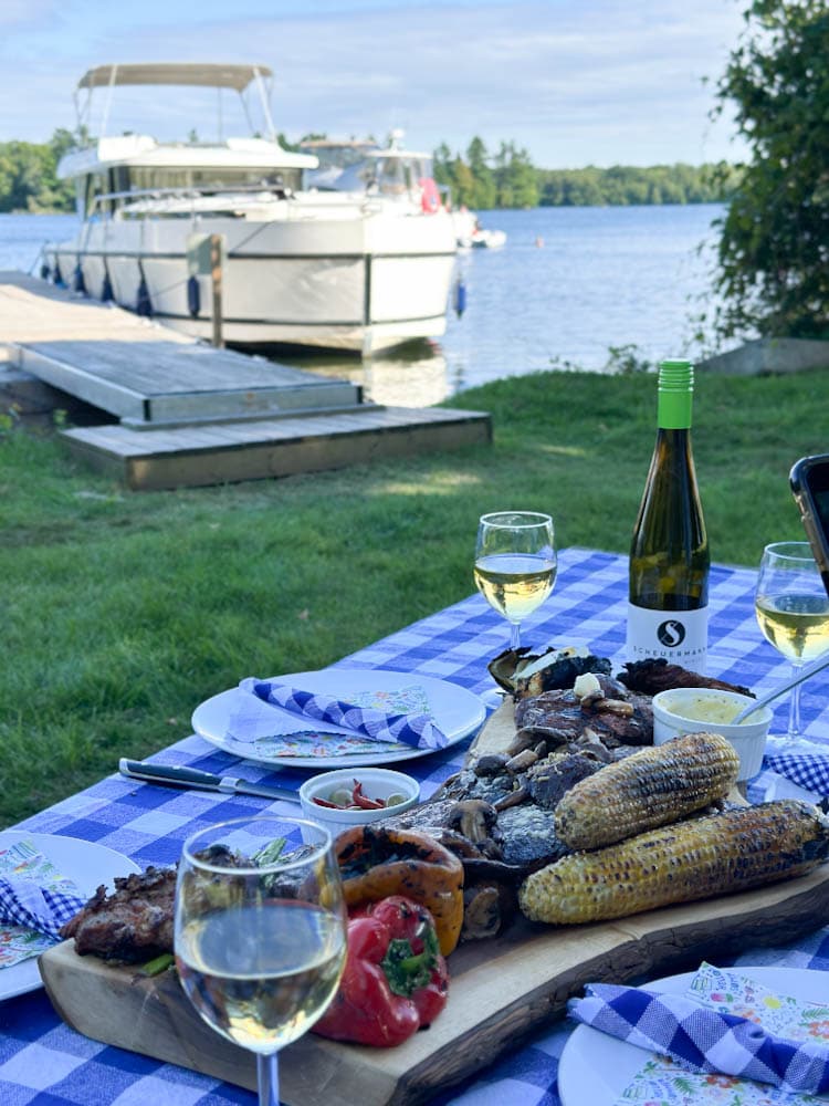 festin cuisiné sur le feu avec bateau en arrière plan