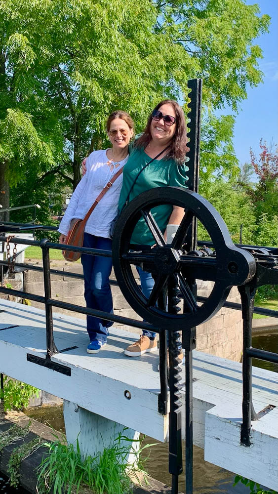 Manon Lapierre et Nancy Bordeau sur une écluse du canal rideau