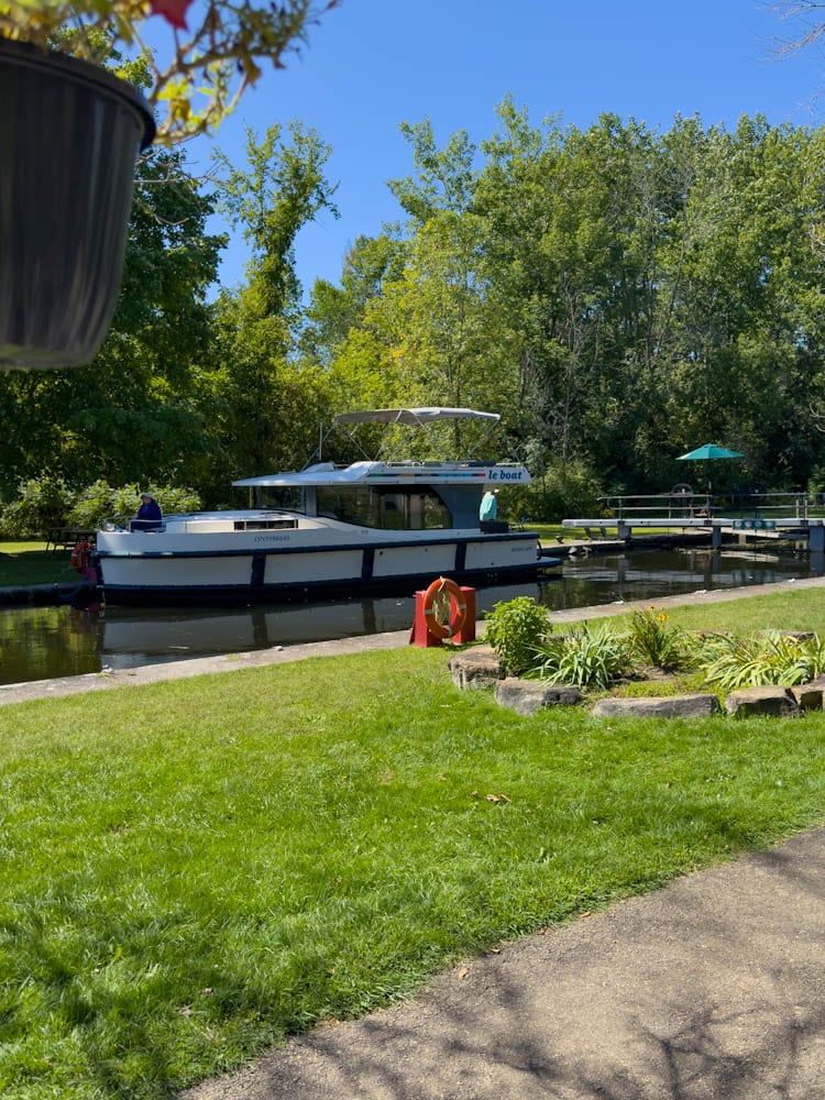 Bateau Le Boat dans une écluse du canal rideau