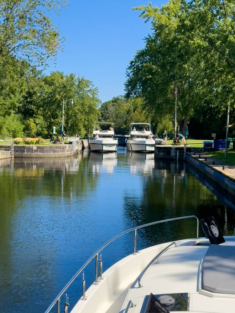 deux bateaux dans une écluse du canal rideau