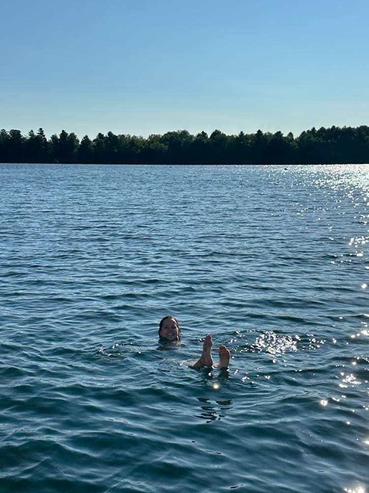 Manon Lapierre baignade lac rideau