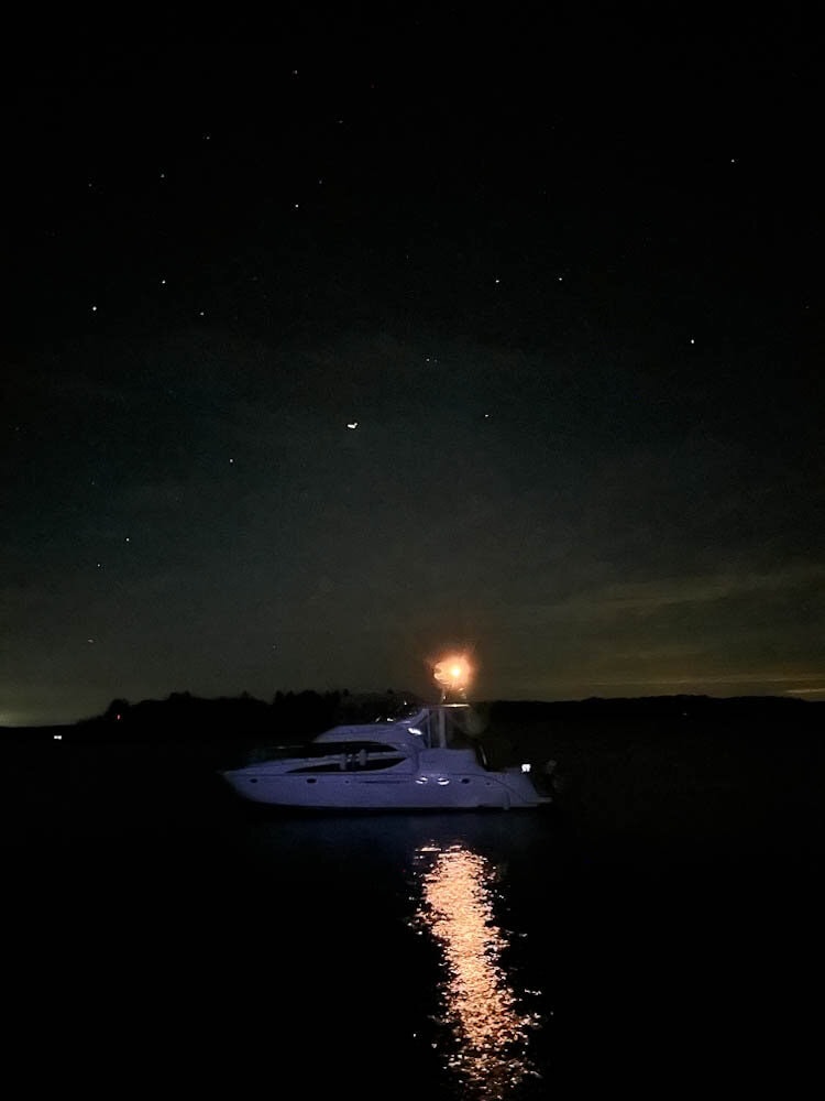 bateau au clair de lune sur le lac Rideau en Ontario