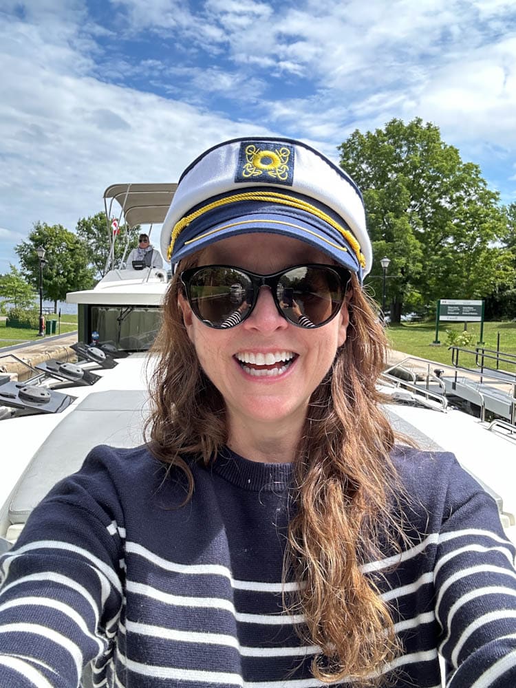 Manon Lapierre avec casquette de capitaine sur un bateau Le boat