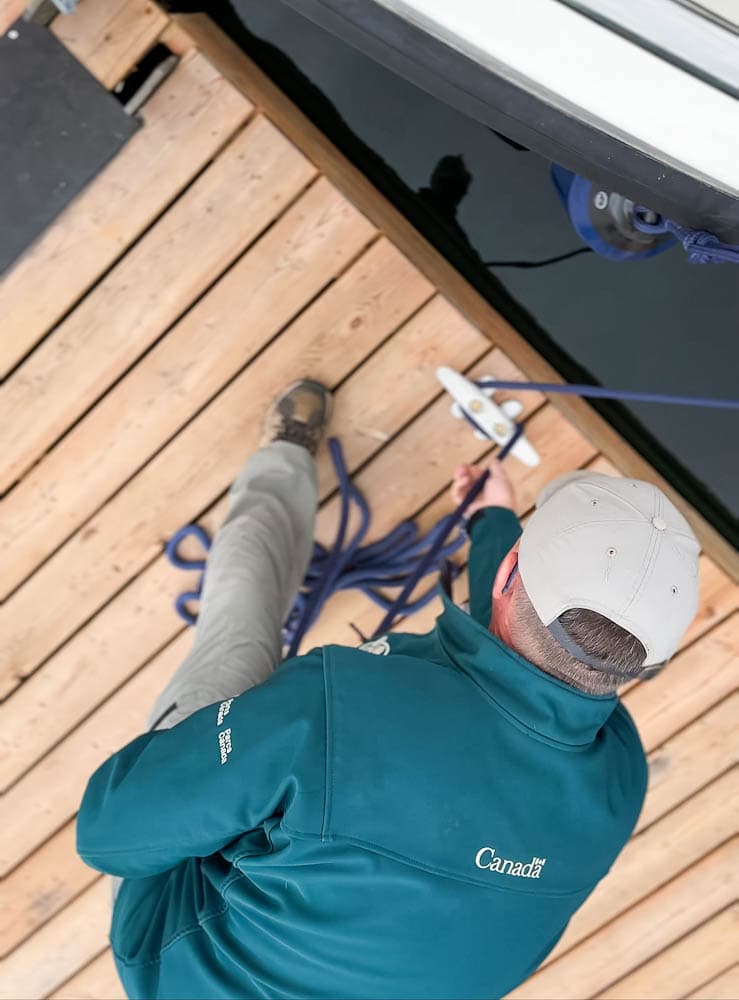 éclusiers de Parcs Canada attachant un cordage de bateau