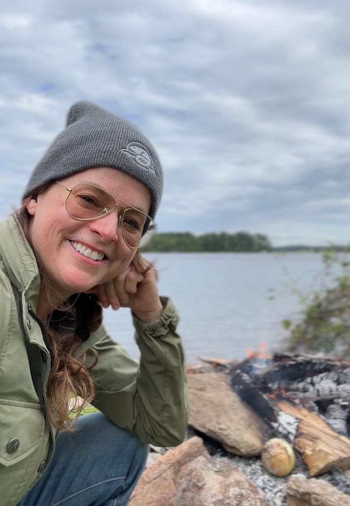 Manon Lapierre devant un lac