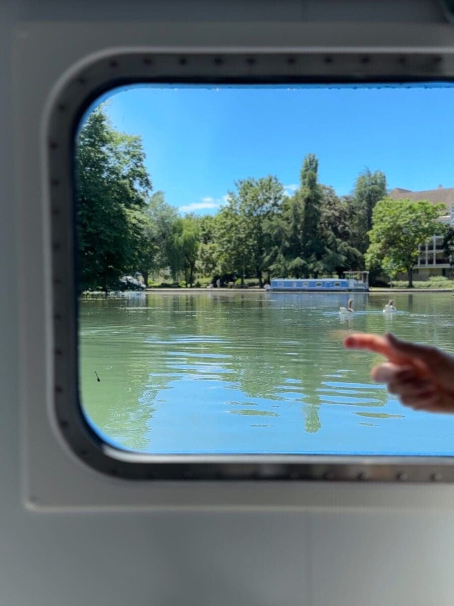 vue de hublot de cabine de péniche CroisiEurope