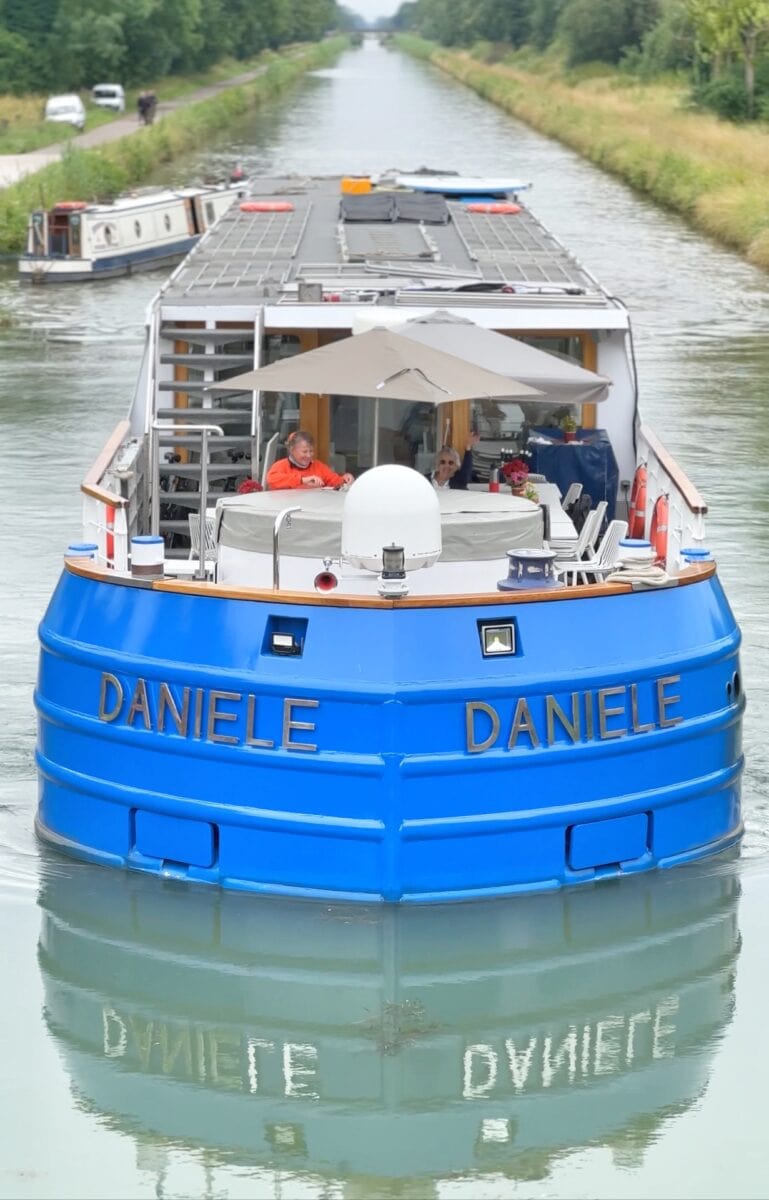 péniche La Danière de CroisiEurope sur un canal de Bourgogne