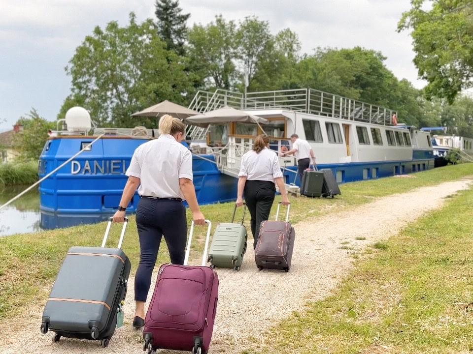 équipage Croisieurope qui apporte les valises sur péniche