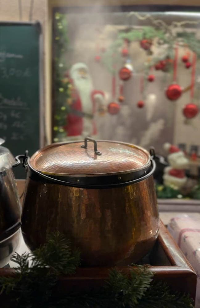 vin chaud alsace dans une grande marmite en cuivre