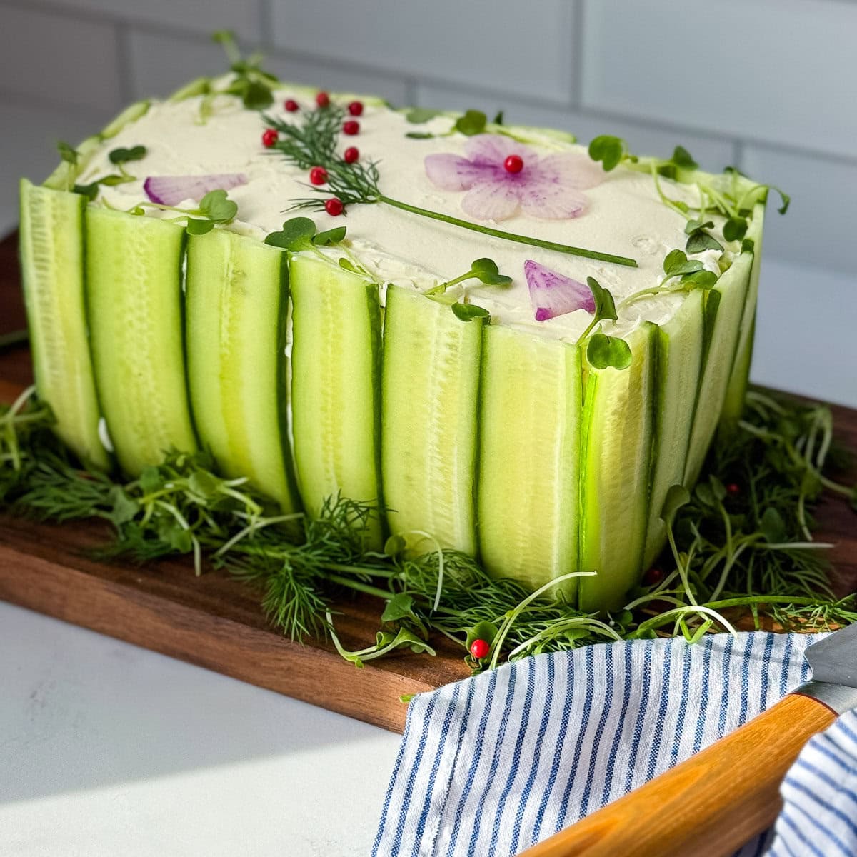 pain sandwich scandinave sur une planche de bois avec verdure et linge ligné