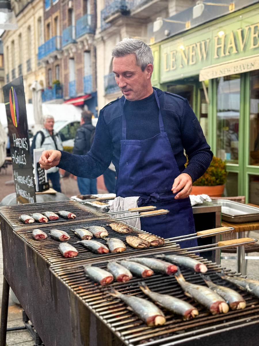 foire aux harengs de Dieppe, homme devant le grill faisant griller des harengs