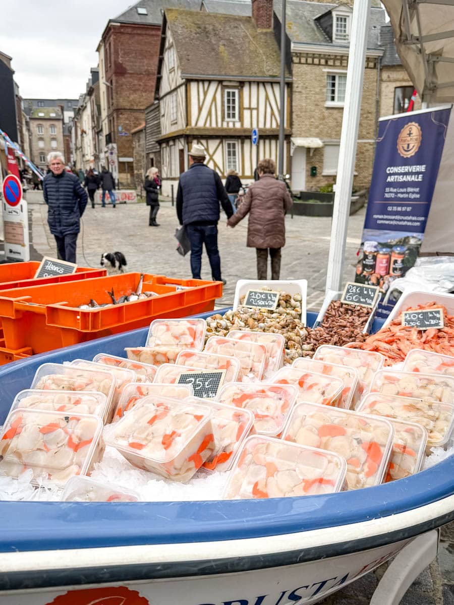 étals de fruits de mer au marché de Dieppe