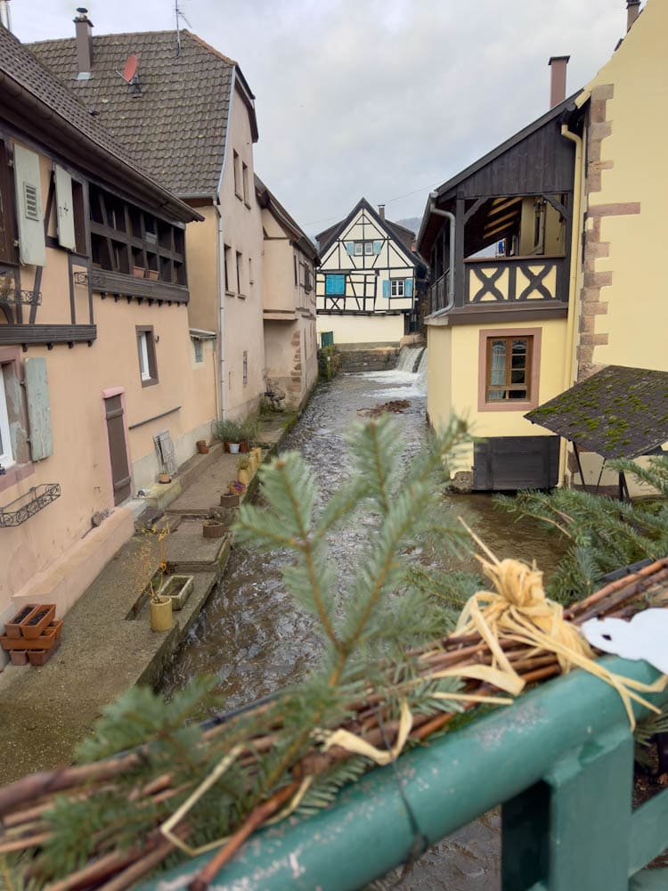 village de Andlau Alsace, prise de vue du pont sur maisons décorées pour Noël