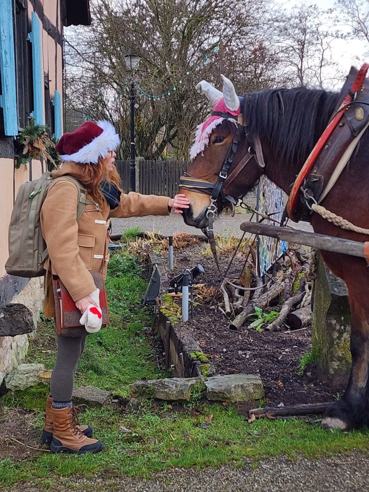 Manon Lapierre avec cheval à l'écomusée d'Alsace