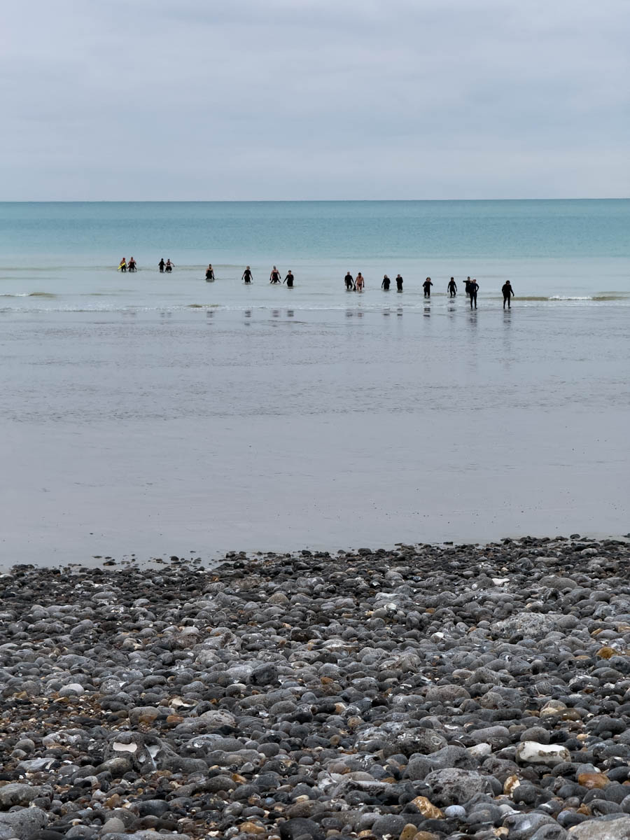 groupe faisant du longe-côte à la plage de Dieppe