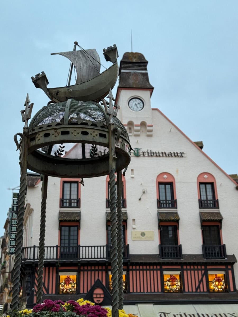 vue sur statue devant le Café des Tribunaux à Dieppe