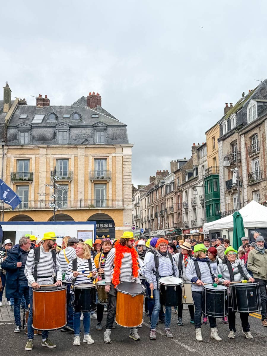 fanfare à la foire aux harengs de Dieppe sur la rue 