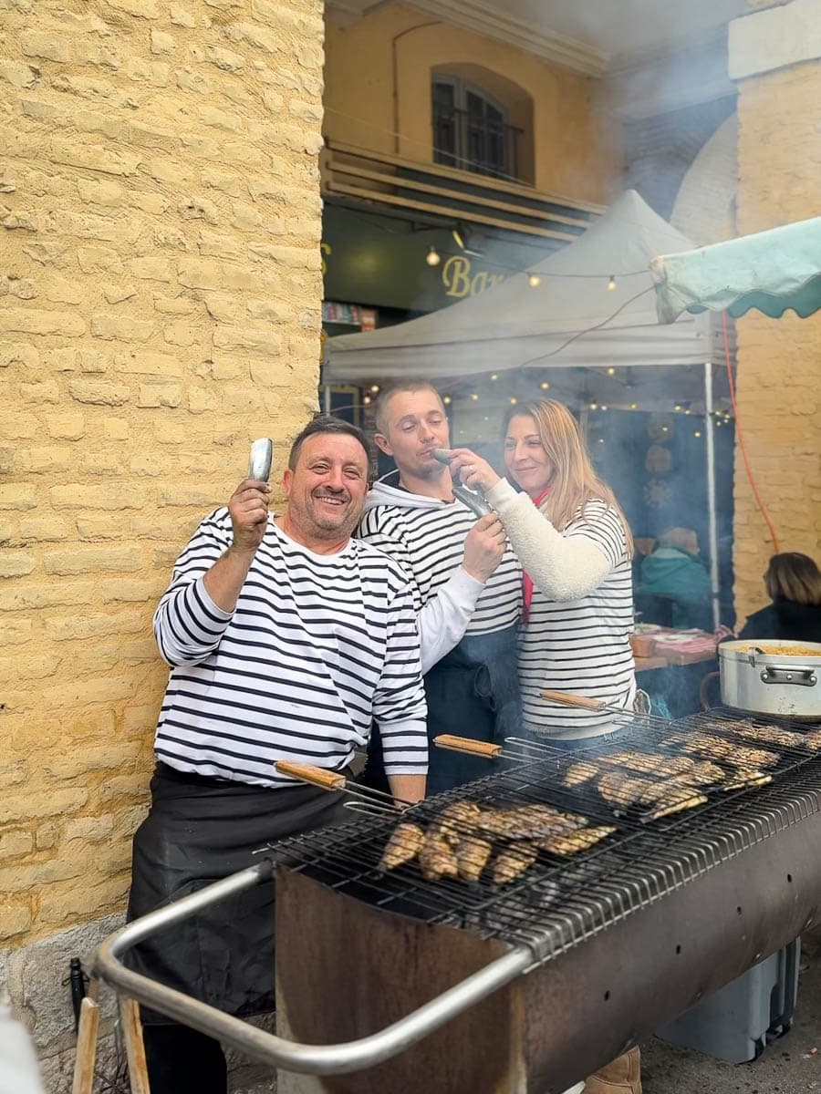 joyeux normands à la foire aux harengs de dieppe avec hareng à la main