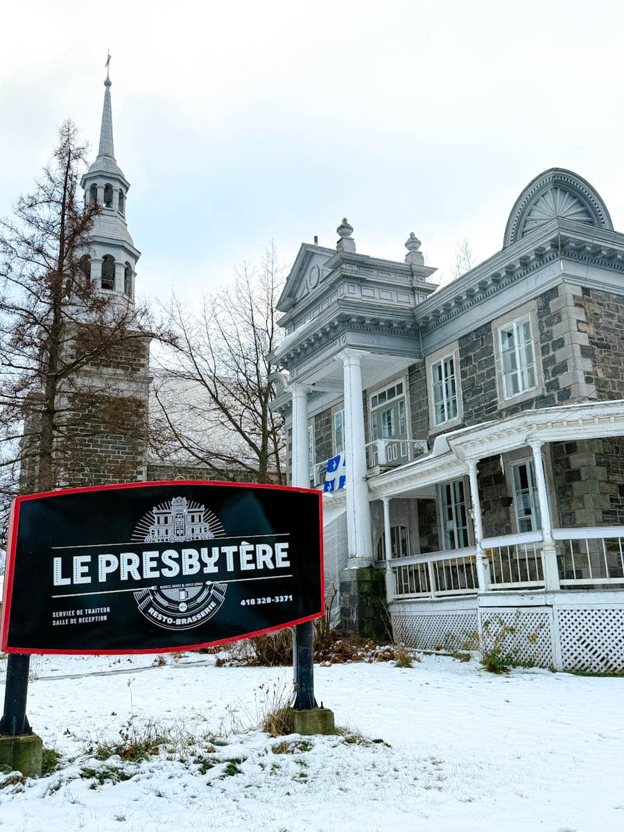 Microbrasserie Le Presbytère à Saint-Stanislas, Mauricie et église en arrière plan