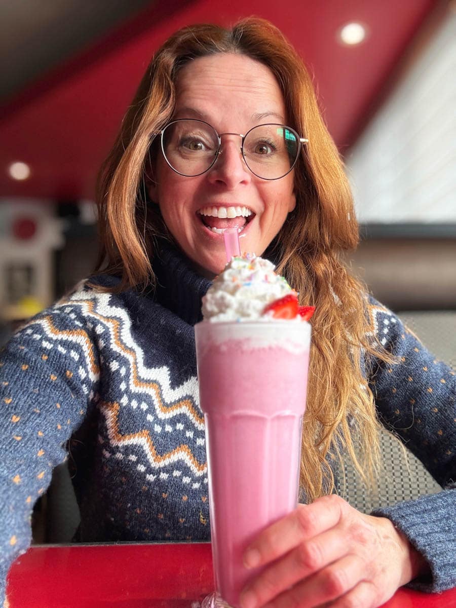 Manon Lapierre avec milk shake aux fraises à la Binerie Chik Trois-Rivières