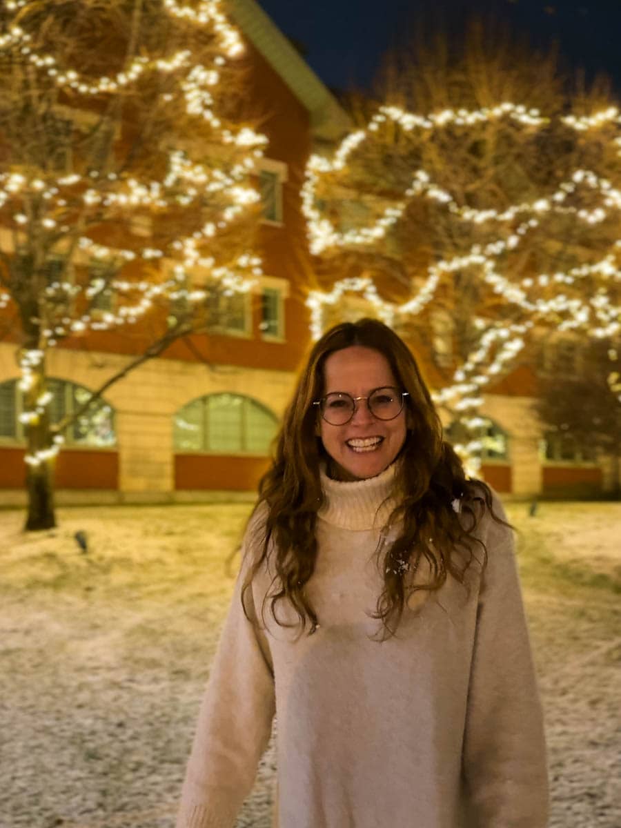 Manon Lapierre devant de l'Auberge Godefroy, Bécancour