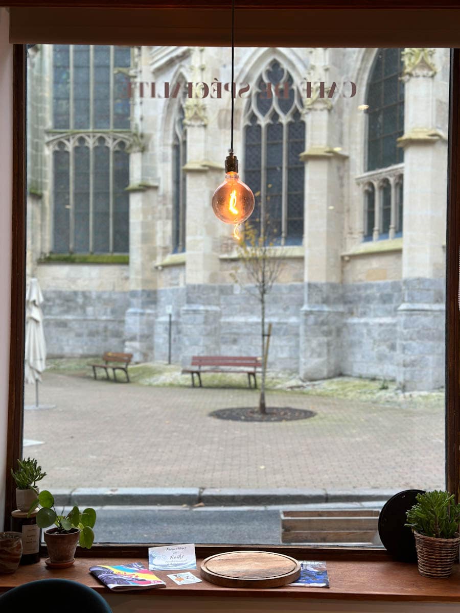 Moment café à Dieppe, fenêtre vue sur Église Saint-Rémy