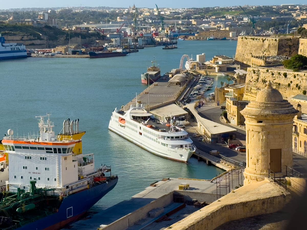 bateau La belle de l'Adriatique de Croisieurope dans le port de valette malte vue d'en haut