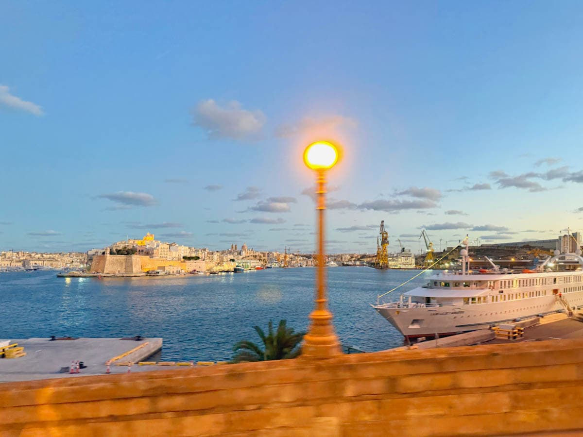 bateau de croisière au port de Valette, malte au coucher du soleil