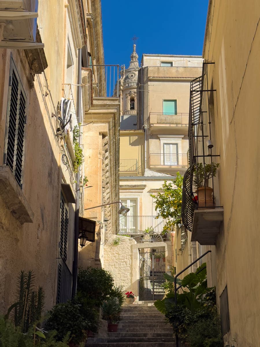 Modica sicile, ruelle avec vue sur église