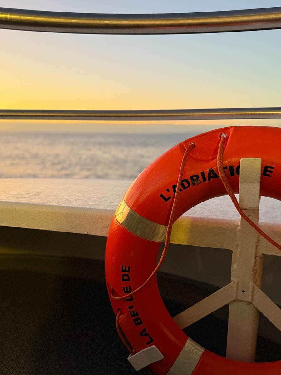 bouée orange sur bateau La Belle de l'Adriatique de Croisieurope