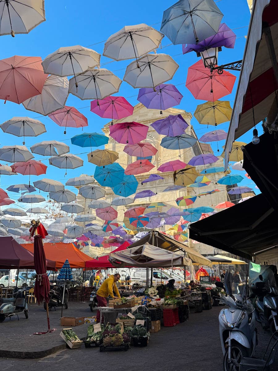 marché de Catane sous des parapluies colorés