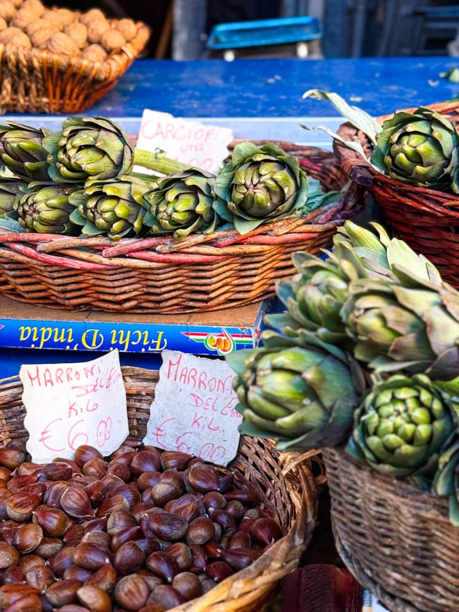 artichauts, chataignes dans un marché de Sicile